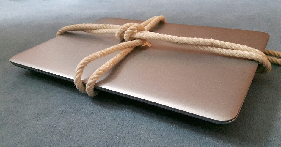 Laptop in Fesseln Foto eines Laptops in Fesseln