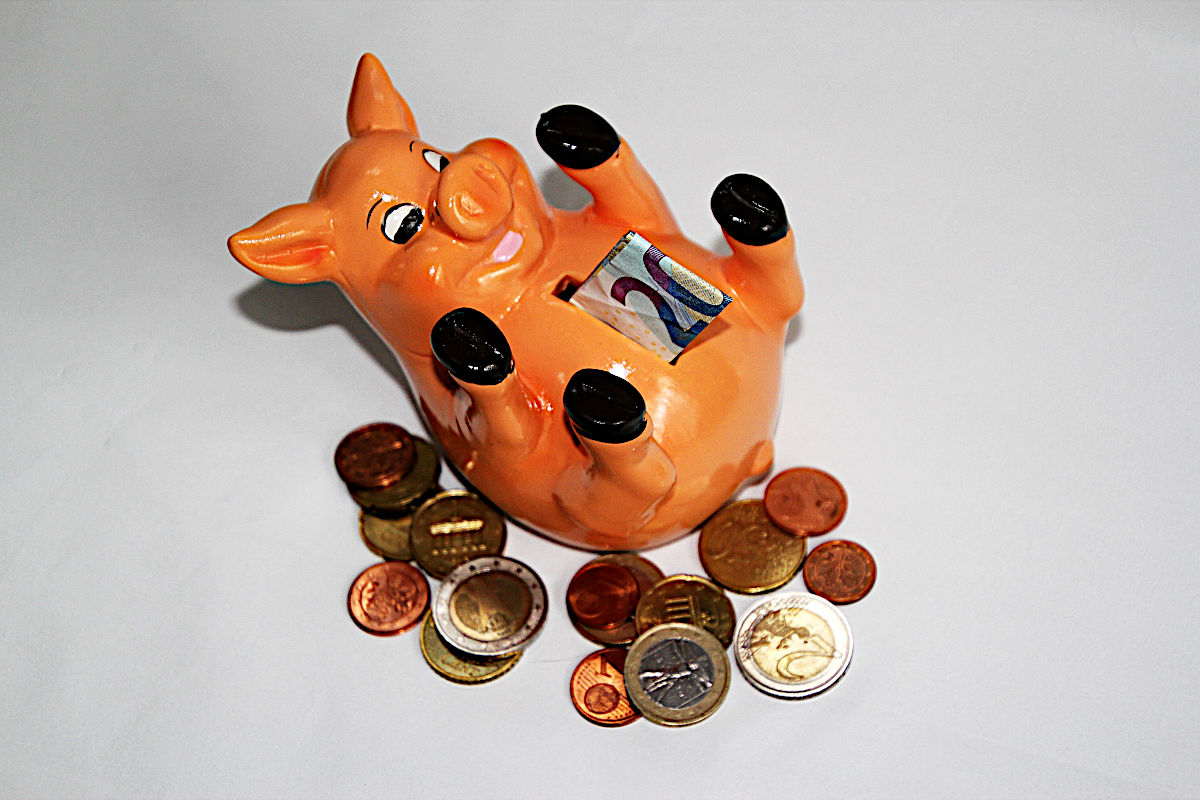 Foto Sparschwein mit Geld daneben