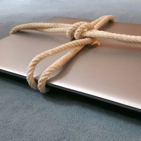 Foto eines Laptops in Fesseln