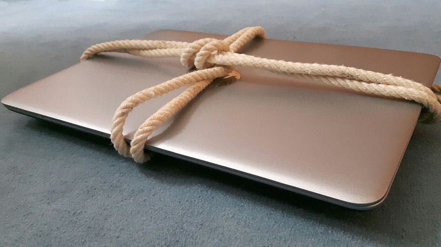 Foto eines Laptops in Fesseln