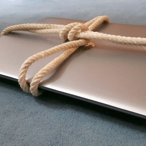 Foto eines Laptops in Fesseln